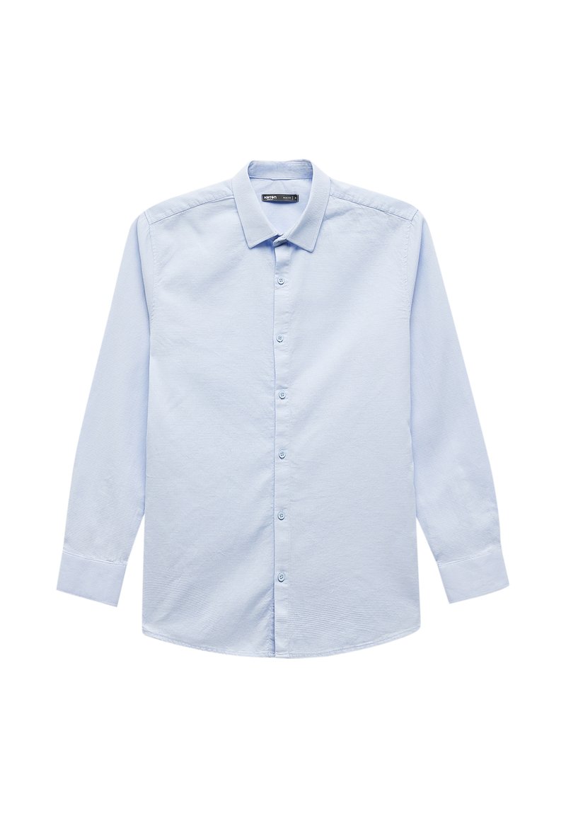 Camisa de botón de manga larga azul claro hecha de algodón. Presenta un cuello clásico, cierre frontal con botones y un acabado liso y texturizado.