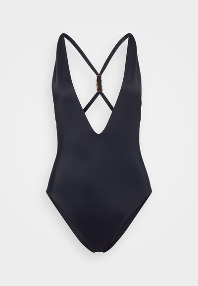 Crni jednostavni kupaći kostim s dubokim V-izrezom i ukrštenim trakama. Glatka tkanina s zlatnim detaljem na leđima.