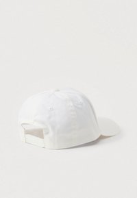 Bijela podesiva bejzbol kapa prikazana sa stražnje strane s plastičnim kopčanjem na jednostavnoj bijeloj pozadini.