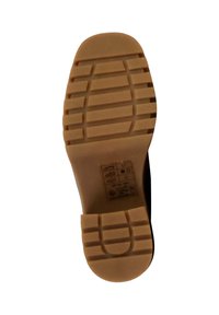 Sole di scarpa nera con superficie in gomma testurizzata. Presenta scanalature orizzontali e verticali per la presa. Include un tacco sagomato e dettagli di etichettatura.