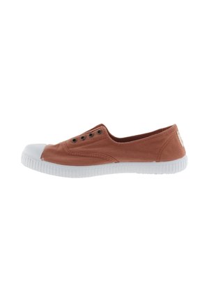 Scarpa slip-on in tela marrone con punta e suola in gomma bianca. Presenta occhielli in metallo per la ventilazione e una suola bianca texturizzata.