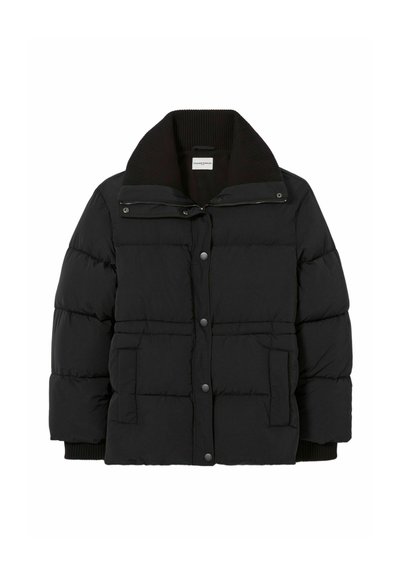 Giacca a vento nera con colletto alto, bottoni a pressione, texture trapuntata e polsini a coste. Presenta una tasca con zip sul lato.