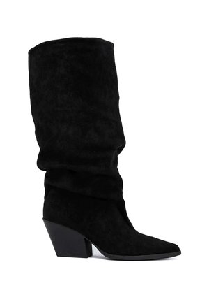 Botte montante en daim noir avec tige souple, bout pointu et talon bloc incliné, présentée de profil sur fond blanc.
