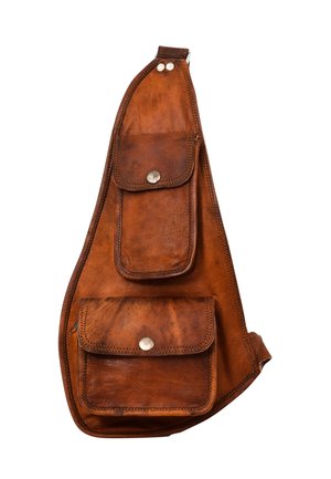 Hnědá kožená taška přes rameno s texturovaným povrchem, která má několik předních kapes se zacvakávacími uzávěry a zakřivený tvar.