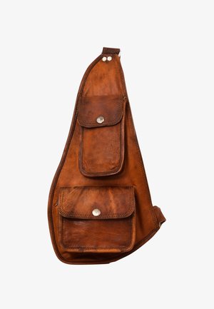 Pruun nahast õlgkott, millel on tekstuurne viimistlus, mitme esifokusega klapiga ja kõver kuju.