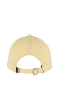 Cappellino da baseball giallo con visiera curvata, cinturino regolabile sul retro e fori di ventilazione per la traspirabilità. Tessuto morbido.