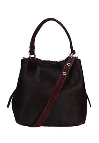 Donkerbruine nepbont handtas met een gestructureerde vorm, voorzien van een kort handvat en een afneembare lange schouderband. Zilveren hardwareaccenten zichtbaar.