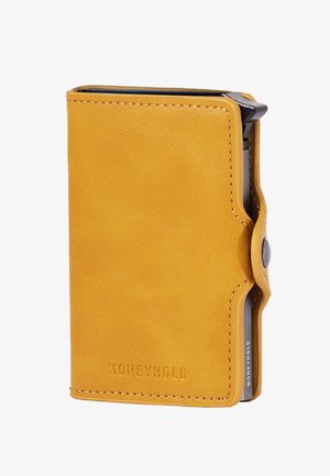 Portofel galben din piele, cu o textură netedă, design elegant și închidere tip clapetă. Prezintă un logo embosat pe față și un slot pentru carduri vizibil.