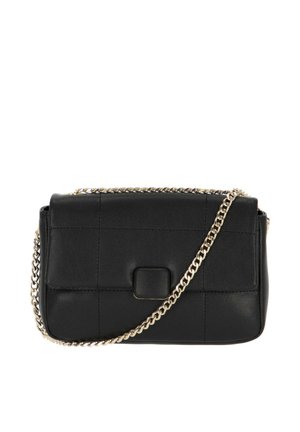 Czarna, prostokątna torebka na ramię z skóry z pikowanym przeszyciem, kwadratowym magnetycznym zapięciem i złotym łańcuszkowym paskiem.