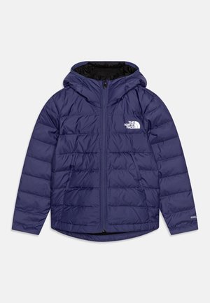 Chaqueta aislante azul marino con cremallera frontal, capucha y paneles cosidos. Presenta el logo de The North Face en blanco y etiqueta de relleno 550 en pluma.