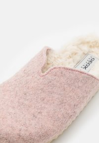 Geox ADRIEL GIRL - Tofflor & inneskor - pink/light beige