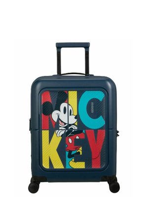 Valigia rigida di colore blu scuro con un design colorato e testurizzato che presenta la scritta "MICKEY" e grafiche di personaggi dei cartoni animati. Dotata di manico retrattile e ruote.