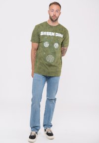 Paradiso Clothing DAY GAS MASK DIP DYE - Print T-shirt - green
