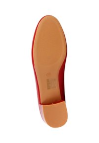 Semelle d'une chaussure rouge pour femme avec une semelle en caoutchouc beige, talon bas, taille 39 indiquée, et zone de bande de roulement texturée.