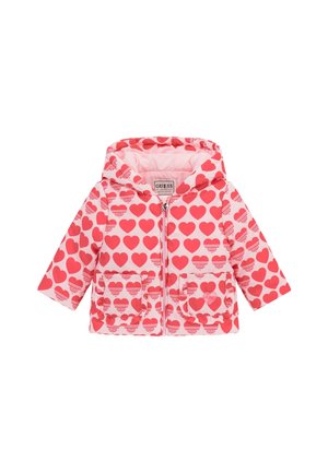 Veste à capuche rose pour enfants avec motif de cœurs rouges, fermeture éclair à l'avant, deux poches, et étiquette GUESS à l'intérieur du col.