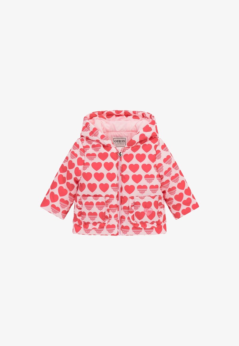 Veste à capuche rose pour enfants avec motif de cœurs rouges, fermeture éclair à l'avant, deux poches, et étiquette GUESS à l'intérieur du col.