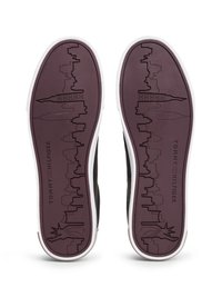 Schwarze Schuhsohlen verfügen über eine lila Basis mit einem Skyline-Design, das die Freiheitsstatue und markante Gebäude umfasst. Weiße Ränder umrahmen die Sohlen.