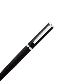Pluma negra con textura de espiga, acentos plateados y clip. Diseño cilíndrico y elegante con un acabado brillante y pulido en la tapa.