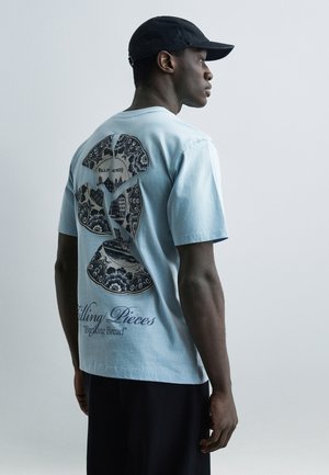 BROKEN PLATE - Μπλουζάκι με στάμπα - skyway