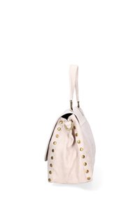 Borsa a mano di colore rosa chiaro con una texture morbida, presenta borchie dorate lungo un lato e una maniglia corta. L'apertura superiore rivela un interno nero.