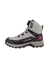 Scarpa da trekking grigia e nera con accenti rosa, dotata di tomaia in tessuto texturizzato, punta arrotondata, suola in gomma e sistema di allacciatura BOA.