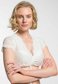 Witte kanten crop top met korte mouwen, voorzien van een geplooid voorontwerp en een gegolfde halslijn. Soepele textuur en delicate bloemenpatroon.