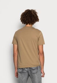 Levi's® GRAPHIC CREWNECK TEE - T-shirts med print - petrified oak