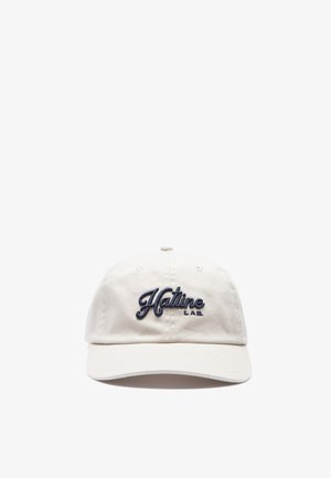 Hellbeige Baseballcap mit marineblauer Stickerei "Hatline LAB" zentriert auf der Vorderseite, vor weißem Hintergrund dargestellt.