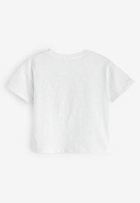 Vit kortärmad t-shirt med rund halsringning, som har en mjuk och slät textur samt en enkel, odekorerad design.