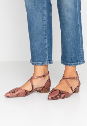 Płaskie buty z wydłużonym noskiem w różowym wężowym wzorze, z cienkimi krzyżującymi się paskami i niskim klockiem, charakteryzujące się gładką fakturą i subtelnymi wzorami.