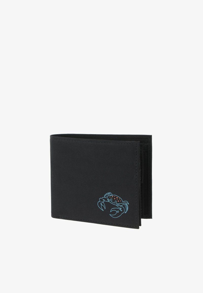 Portefeuille noir bifold avec une petite illustration de crabe bleu avec des taches rouges dans le coin inférieur droit avant.