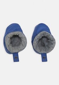 Para niebieskich dziecięcych rękawiczek z szarym polarem i zapięciem na zatrzask, zaprojektowanych z myślą o ciepłu i bezpiecznym dopasowaniu.