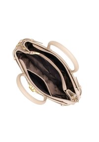 Sac à main en cuir crème avec un design structuré, deux poignées, accessoires en or, et un intérieur divisé comprenant des poches zippées et à glissière.