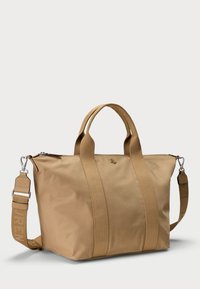 Beige tote táska tartós anyagból, két felső fogantyúval, vállpánttal és cipzáros záródással. A felületen dombornyomott logó található.