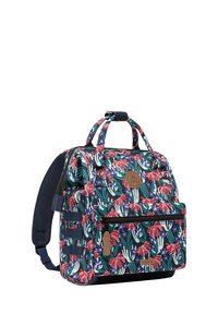 Rucksack mit Blumenmuster, der einen navyblauen Grundton mit lebhaften roten und lila Blumen aufweist, dicke Träger, einen oberen Griff und eine vordere Reißverschlusstasche hat.