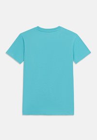 Απλή τουρκουάζ κοντομάνικη μπλούζα, απλωμένη επίπεδα και εμφανιζόμενη από πίσω σε λευκό φόντο.