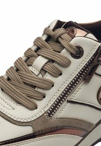 Sneaker in pelle sintetica bianca con lacci beige, cerniera laterale, dettagli in suede marrone e particolare in bronzo sulla parte superiore.