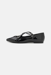 Bailarinas de charol negro con punta afilada y diseño de tiras cruzadas. Detalles de hebilla delgada y un tacón bajo y plano. Textura suave.