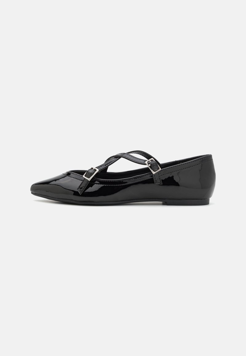Bailarinas de charol negro con punta afilada y diseño de tiras cruzadas. Detalles de hebilla delgada y un tacón bajo y plano. Textura suave.