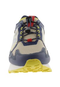 Scarpa da corsa da uomo con upper in rete beige, dettagli blu navy, lacci rossi e gialli, suola robusta e battistrada in gomma testurizzata.