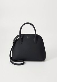 Melna rokassoma ar struktūru formu, gludu tekstūru, diviem augšējiem rokturiem un noņemamu plecu siksnu. Priekšpusē atrodas sudraba krāsas logotips.