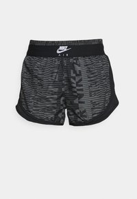 Mustat ja harmaat Nike-shortsit, joissa on verkkokangasdesign, joustava vyötärö valkoisella Nike AIR -logolla ja kaareva helma liikkuvuuden lisäämiseksi.
