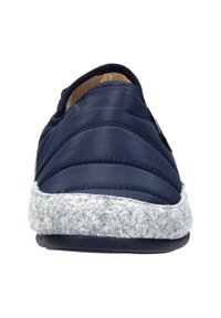 Marineblauwe instapslipper met een gequilt nylon bovenkant, grijsgemaakte viltzool en een zachte binnenvoering voor comfort. Eenvoudig, rond ontwerp.
