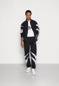 adidas Originals SHARK WOVEN - Training jacket - black/grey one