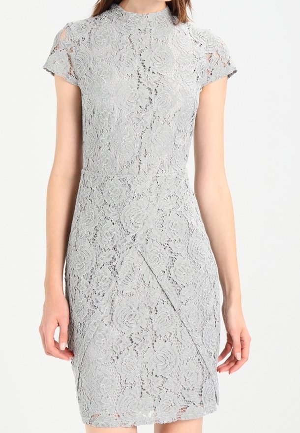 Harmaa pitsimekko lyhyillä hihoilla, korkealla kaula-aukolla, kukkakuviolla, tiiviillä siluetilla ja vinolla viimeistelyllä hameessa.