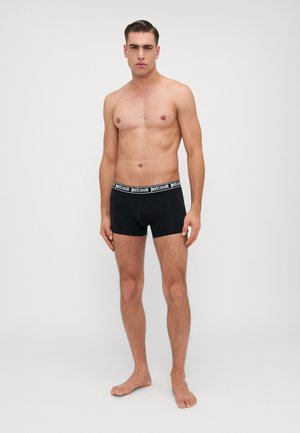 Schwarze Boxershorts aus glattem Stoff mit einem kontrastierenden Bündchen, das die "justcavalli"-Markenbezeichnung in weißem Text trägt.