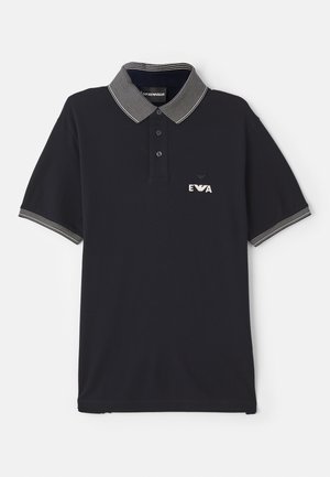 Camisa polo de color navy hecha de algodón con un cuello a rayas. Cuenta con tres botones, mangas cortas y un logo en el lado izquierdo del pecho.