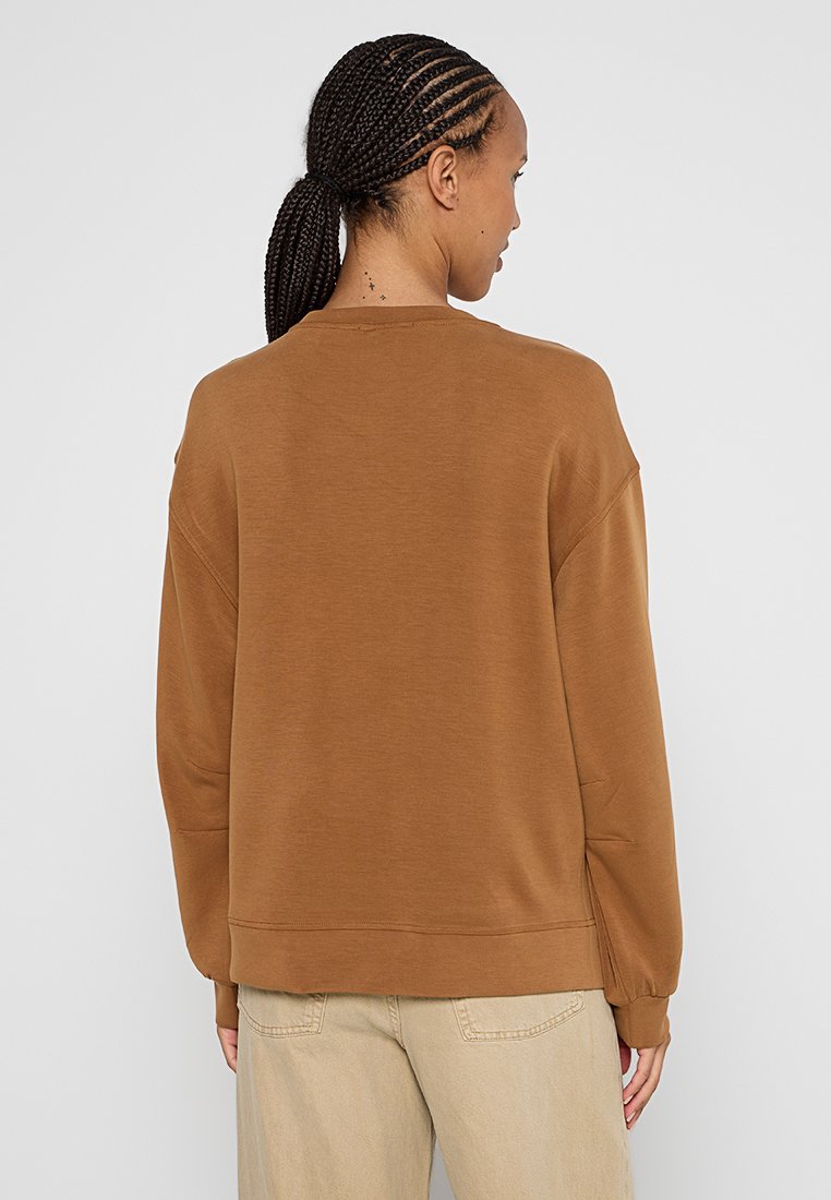 Bruine katoenen sweatshirt met een relaxed fit, verlaagde schouders en geribbelde manchetten, met een eenvoudig ontwerp en een gladde textuur.