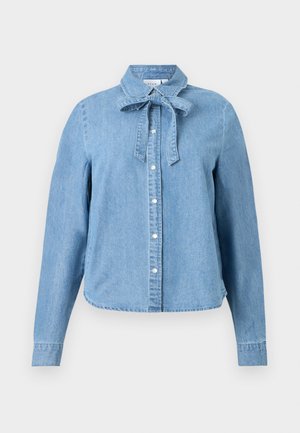 Chemise en denim bleu clair à manches longues avec boutons sur le devant et col noué en forme de nœud papillon, présentant un ourlet droit et une silhouette ajustée.