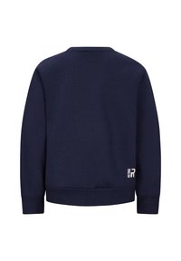 Granatowy sweter z okrągłym dekoltem, ściągaczami przy mankietach i u dołu, z małym białym logo na dolnej prawej stronie. Miękki materiał.